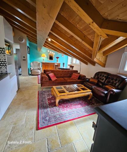 un salon avec un canapé et une table basse dans l'établissement Résidence INAN, à La Cabanasse