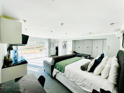 une chambre avec un lit et un canapé dans l'établissement Hotel Vibes Cape Town Plattekloof, au Cap