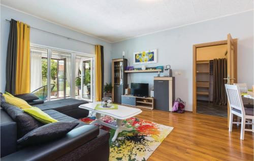 Televízia a/alebo spoločenská miestnosť v ubytovaní 2 Bedroom Awesome Apartment In Krasica