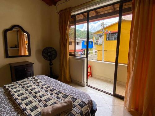 Postel nebo postele na pokoji v ubytování Central y Cómoda casa San Rafael Wifi y Balcón