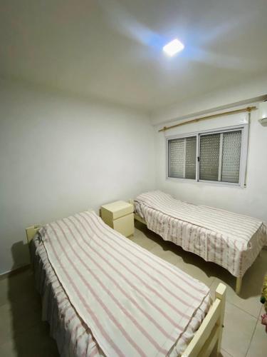 ein Zimmer mit zwei Betten und einem Fenster in der Unterkunft Departamento en Santa Fe capital in Vuelta del Paraguayo