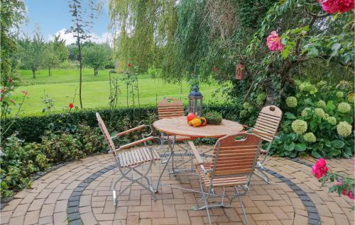 Κήπος έξω από το Nice Home In Drochtersen