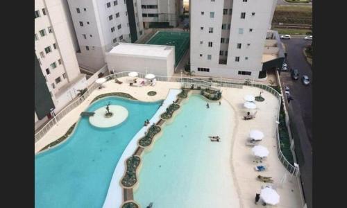 eine Draufsicht auf ein Schwimmbad in einem Gebäude in der Unterkunft Cittá Por do sol Familia Shopping e Parque in Brasilia