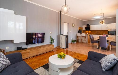 salon z kanapą i telewizorem w obiekcie Three-Bedroom Holiday Home In Murvica w mieście Murvica