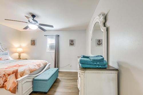 Ένα ή περισσότερα κρεβάτια σε δωμάτιο στο Walkable Couples Retreat in North Myrtle Beach!