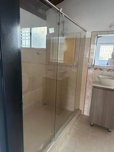 a bathroom with a shower and a sink at Apartamento Laureles-Estadio-la70 a 15min Provenza in Robledo