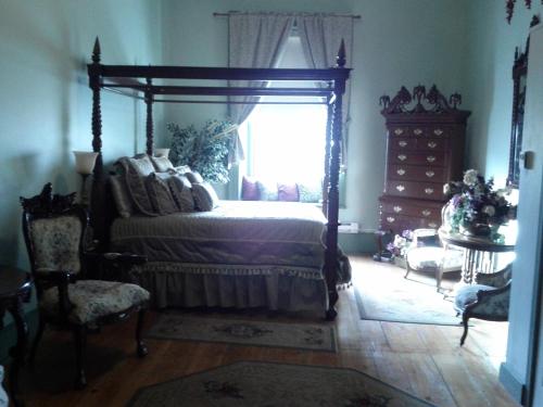 Кровать или кровати в номере Baldachin Inn