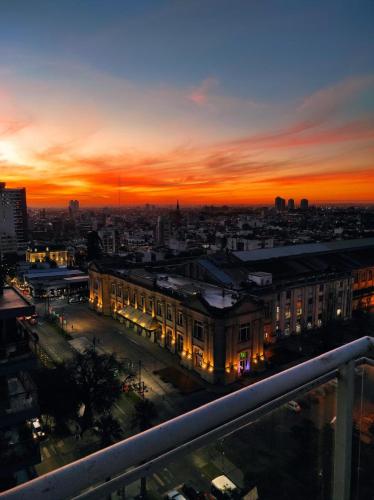 ein Blick auf eine Stadt bei Sonnenuntergang in der Unterkunft Departamento en Santa Fe capital in Vuelta del Paraguayo