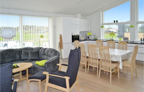 Kuchyň nebo kuchyňský kout v ubytování Holiday Home Frederikshavn 41