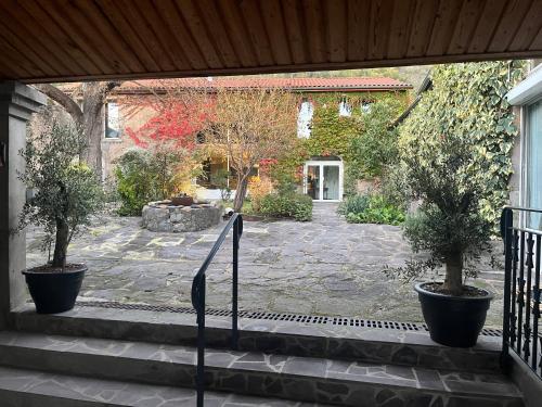 Taman di luar la Cour Carrée