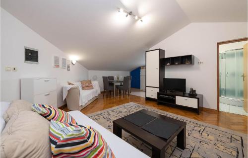 ein Wohnzimmer mit Sofa und Tisch in der Unterkunft Two-Bedroom Apartment In Betiga in Barbariga