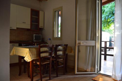 ドンナルカータにあるCase Vacanza Piccadillyのキッチン(テーブル、椅子、テーブル、ドア付)