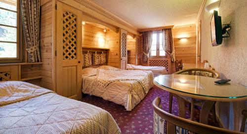 Ένα ή περισσότερα κρεβάτια σε δωμάτιο στο Hotel les Sapins
