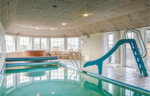 Bazén v ubytování Nice Home In Harboøre With Kitchen nebo v jeho okolí