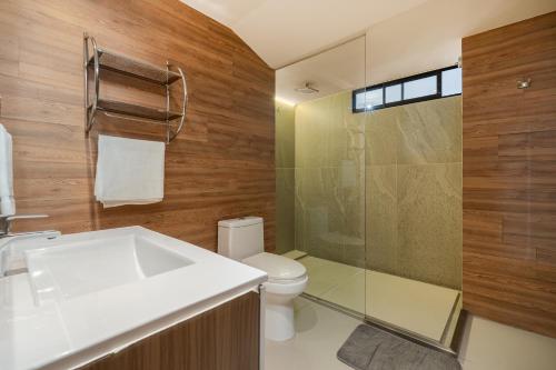 Un baño de Apartamentos Ayamonte by HOUSY HOST
