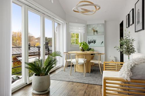 a living room with a dining room table and a room with a table at Villa i Sollentuna - Lyx, Komfort och Privat Gym in Sollentuna
