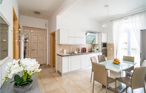 2 Bedroom Lovely Apartment In Dubrovnik