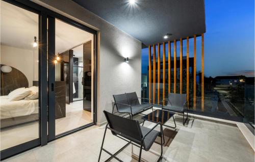 una camera da letto con balcone arredato con tavolo e sedie di Pet Friendly Home In Vodice With Sauna a Vodice