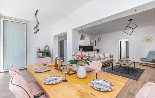 2 Bedroom Cozy Apartment In Rijeka