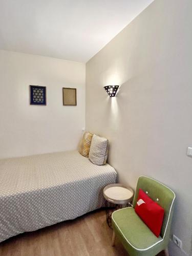 une petite pièce avec un lit et une chaise dans l'établissement Paris Center Quarter Latin Nice 1 bedroom, à Paris