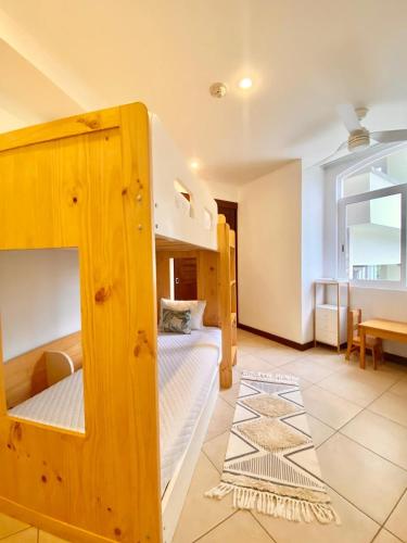 Katil atau katil-katil dalam bilik di Peninsula 46 - Upscale 2bdr with Jacuzzi - Beach - Fast wifi - Gym