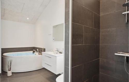 Un baño de 4 Bedroom Gorgeous Home In Løkken