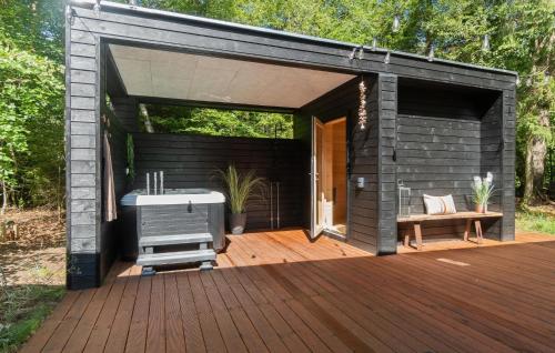 FrederiksværkにあるBeautiful Home In Frederiksværkの木製デッキ(ホットタブ付)