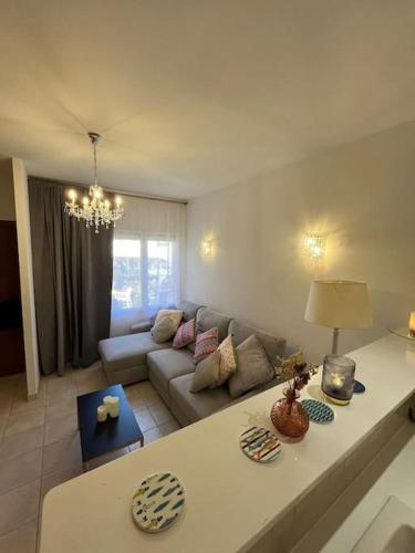 een woonkamer met een bank en een tafel bij jolie maison de pêcheurs in Palavas-les-Flots