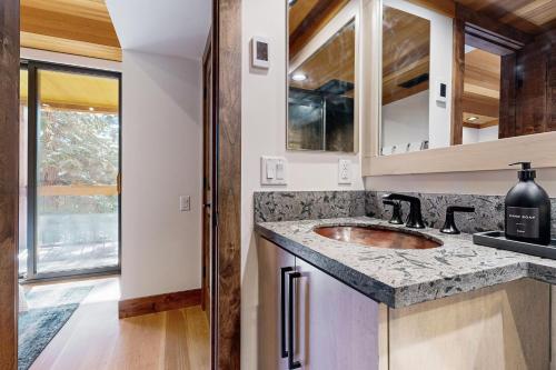 een keuken met een spoelbak en een aanrechtblad bij Gold Bend Getaway in Truckee