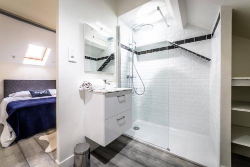 a bathroom with a shower and a sink at Le Temps Retrouvé - 2 Chambres in Brive-la-Gaillarde