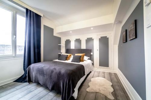 une chambre avec un lit et une grande fenêtre dans l'établissement Le Temps Retrouvé - 2 Chambres, à Brive-la-Gaillarde