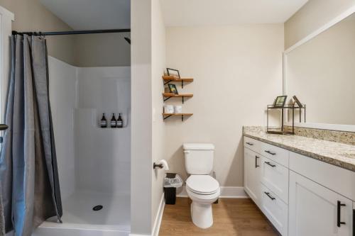Ένα μπάνιο στο Cozy Condos with Kitchens & Pet-Friendly