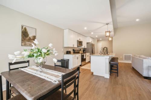 Η κουζίνα ή μικρή κουζίνα στο Cozy Condos with Kitchens & Pet-Friendly