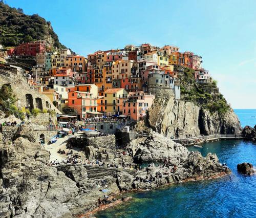 un groupe de maisons sur une falaise près de l'océan dans l'établissement SEA&SUN House, à Marinella di Sarzana