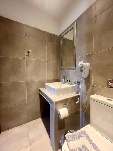 Bilik mandi di The Beach House - Apartments & Studios