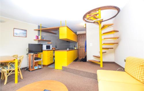 un soggiorno con una scala gialla e una cucina di Gorgeous Apartment In Breuil-Cervinia a Breuil-Cervinia