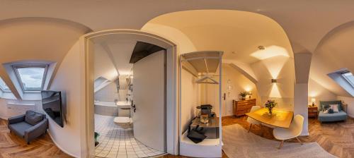 a living room with an archway and a room with a tv at Ferienwohnungen Leipzig Musikviertel Zentrum Süd - zentral und dennoch ruhig in Leipzig