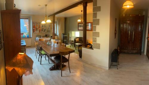une salle à manger avec une table et des chaises en bois dans l'établissement Les Petits Gallais, à Saint-Carreuc