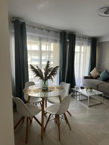 une table à manger et des chaises dans un salon dans l'établissement Charmant Studio - Centre ville de Cannes, à Cannes