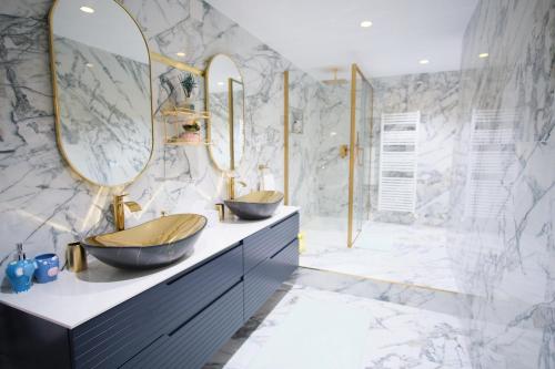 Ένα μπάνιο στο The Luxe Haven