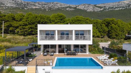 New Villa Casa Bella with sea views, 1.4km from the beach