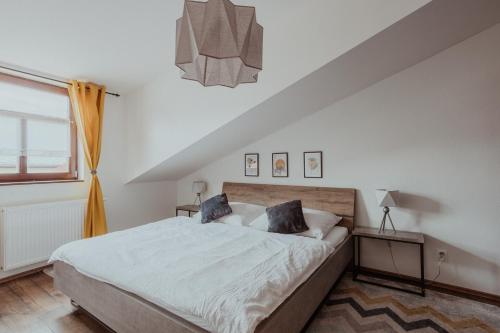 Ένα ή περισσότερα κρεβάτια σε δωμάτιο στο Apartmány Starý trh Kežmarok