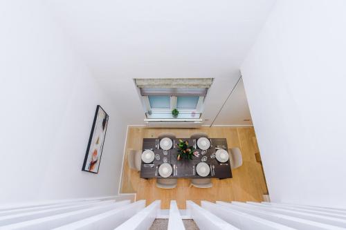 Una sala de estar con una mesa y una ventana. en King Street Collection, en Mánchester