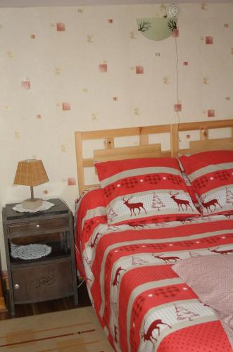 une chambre avec deux lits et une lampe sur une table de chevet dans l'établissement Studio confortable avec vue sur le lac - 30 m² - Gérardmer, à Gérardmer