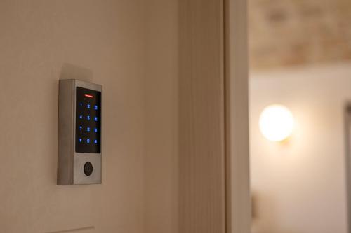 a remote control on a wall next to a door at L'Incanto delle Mura in Altamura
