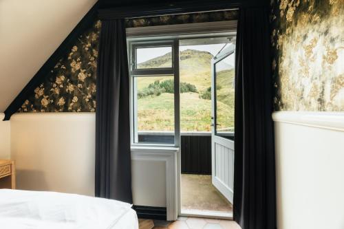 Una cama o camas en una habitación de Skálakot Manor Hotel