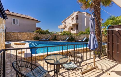 Bazén v ubytovaní 1 Bedroom Stunning Apartment In Krk alebo v jeho blízkosti