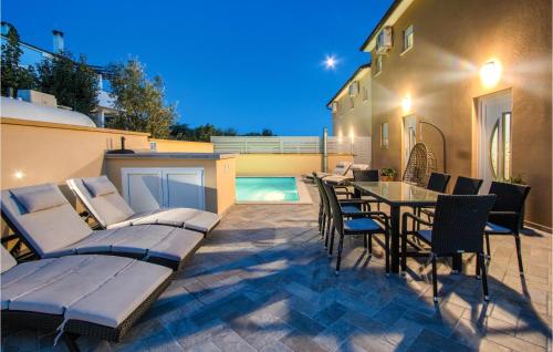 Four-Bedroom Holiday Home In Vodnjan