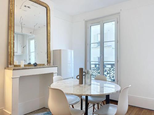 Photo de la galerie de l'établissement Charmant 2 Pièces Lumineux au calme - Au cœur du 17ème - Les Frères de la Loc', à Paris