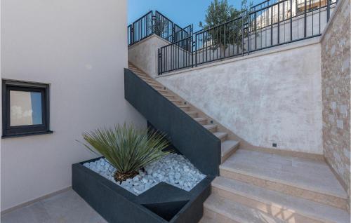 Una escalera en una casa con una planta en maceta. en Villa Rhapsody 1 Aurelia 1, en Makarska